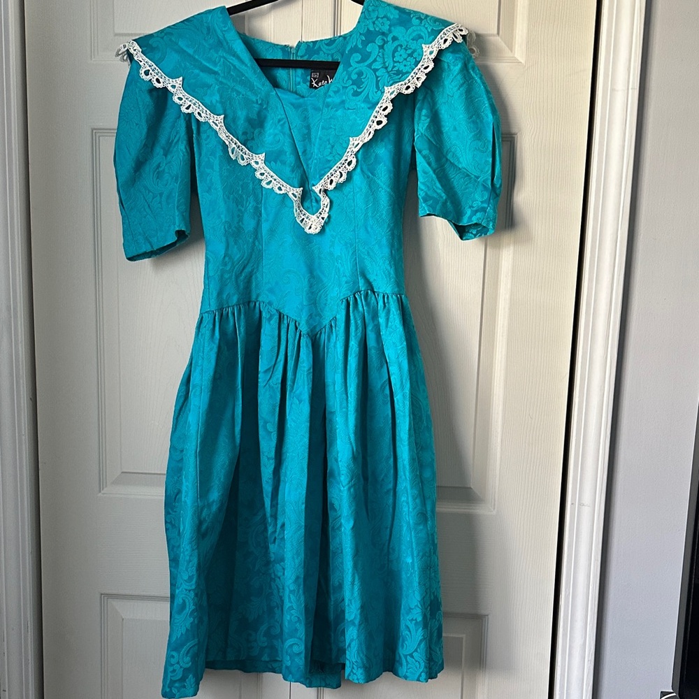 Elegant green/teal Woman’s Dress w/ Lace Trim size 6/8- special occasion/costume